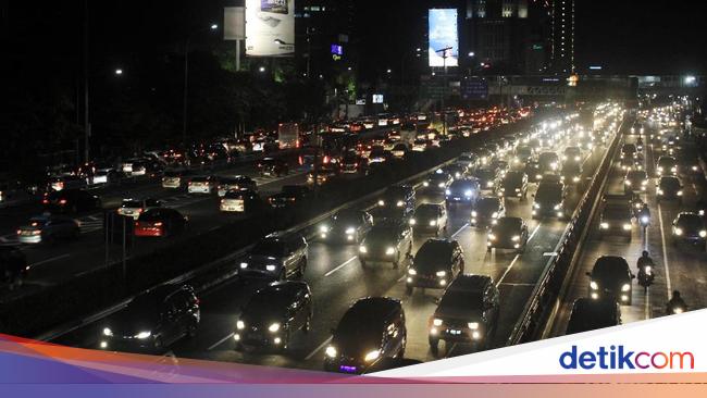 By midnight, the traffic of the toll road in the city is still trapped