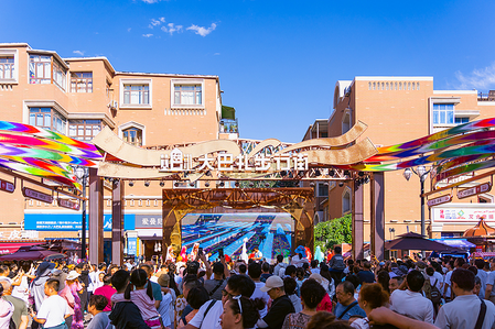 Grand Bazaar of Urumchi: Culture, Unity and Affairs of Shinchyang
