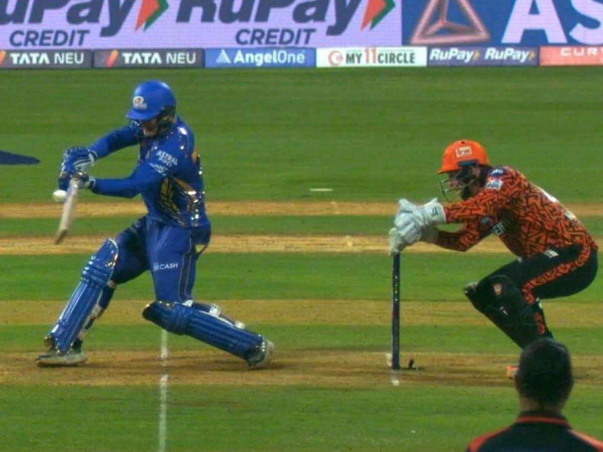 The bowler has the right ball, the bladder, no … How did the referee give no ball to the right ball of Zeeshan Ansari? File