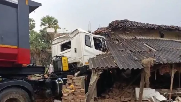 Saran News: Sudden threatening death! Uncontrolled truck entered the house that killed a woman’s life, husband injured – uncontrolled truck injured a home in the gangajal village woman