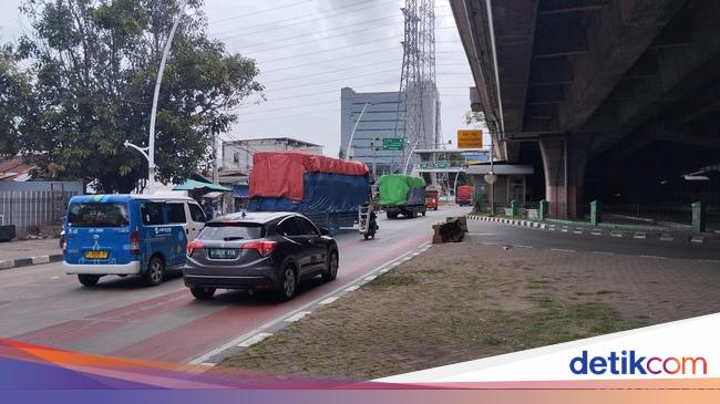Jalan Yos Sudarso in the direction of Tanjung Priok port started to break down this afternoon