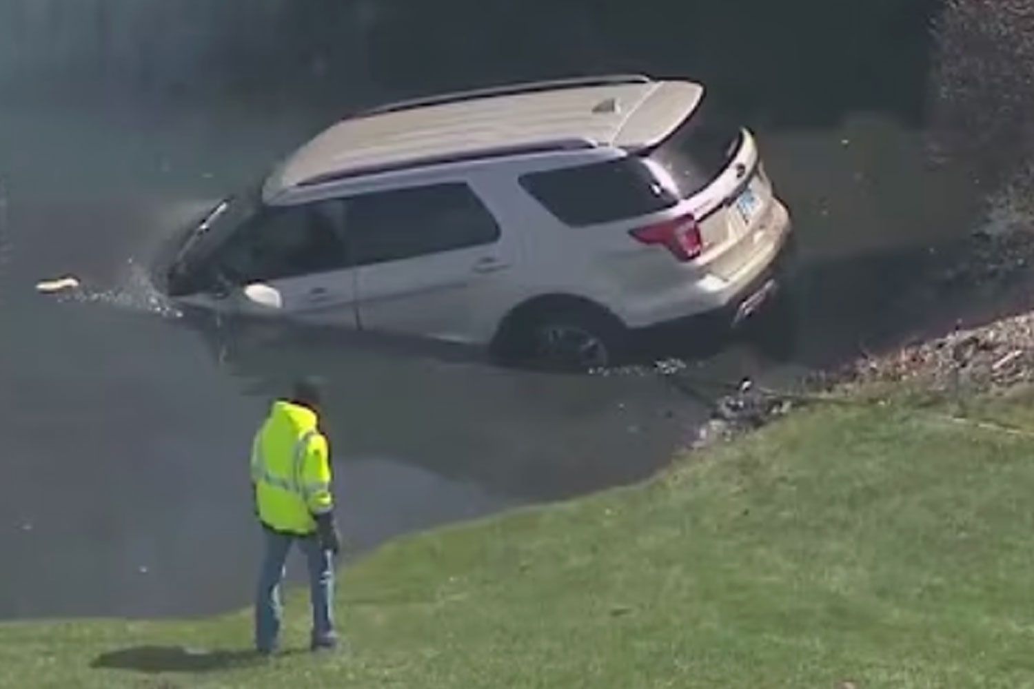 Landscaper Rescues Driver Trapped in Sinking Car, Then Goes Back to Work – ryan