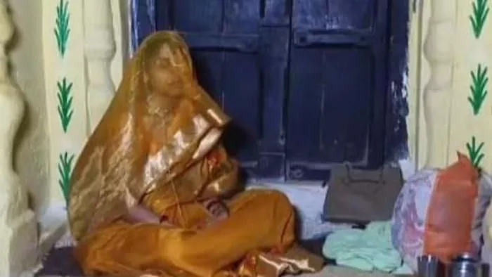 The daughter -in -law sits on the threshold of the in -laws for three days, the lock on the house; Whatever happened on the fourth day … everyone was stunned – the woman claims that the harassment of dowry is forced out of the house in Jhansi