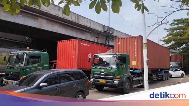 Trust that the truck driver sits in a traffic jam of Priok’s horror for hours