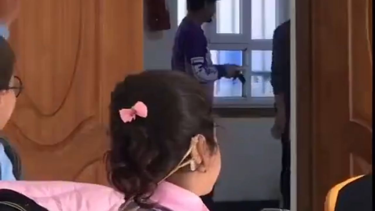 The reaction of a deaf girl when she sees her previous teacher .. Video – ryan