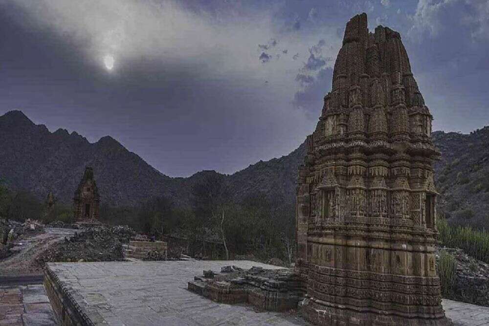 The narrow secret of the 900 -year -old Temple of Rajasthan! Why this place gets deserted as the sun sets, know in the video
