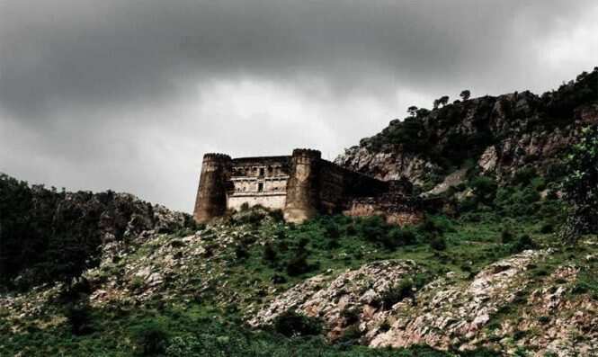 The narrow truth of Bhangarh fort! Know why no one gets permission to stay in this fort after 6pm? Poor heart you see all this video too