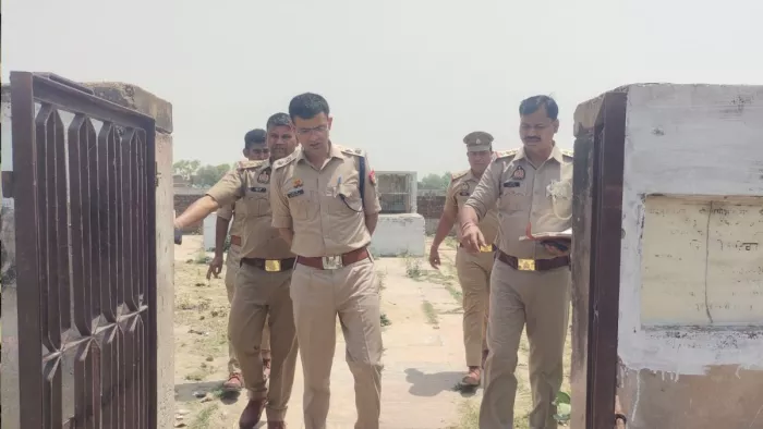 The young man was wearing a towel in the dark of night, raping a girl who was sleeping outside the house – the 12 -year -old girl kidnapped and did Khegarh Agra Police Search