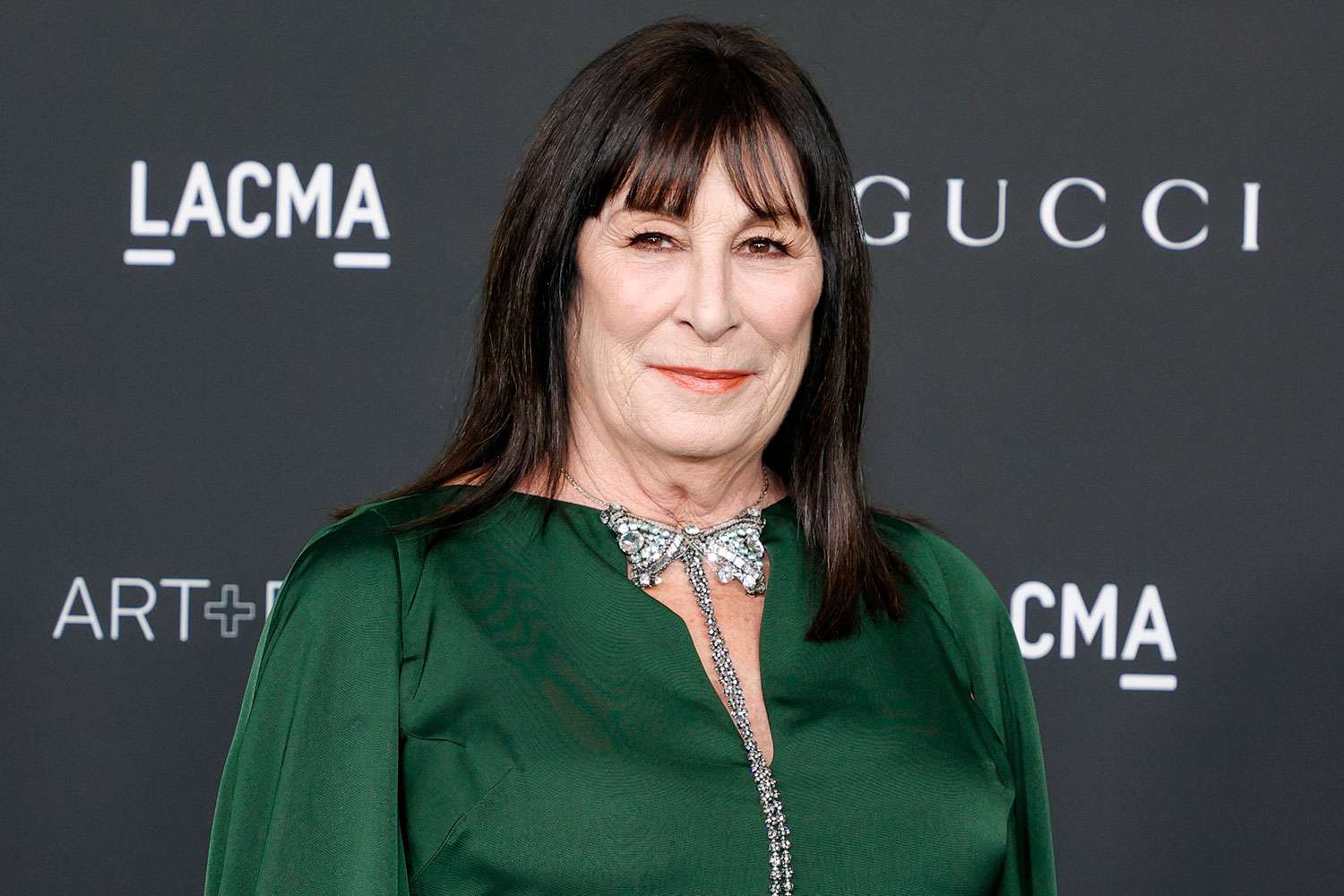 Anjelica Huston Talks Living on a Ranch Outside of L.A. with Donkeys (Exclusive) – ryan