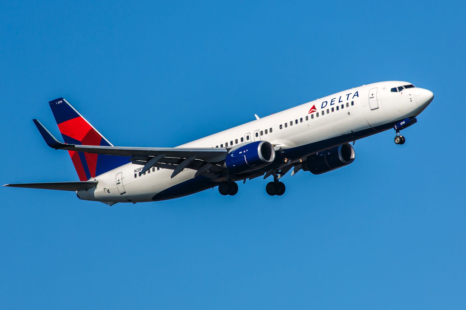 Delta Passenger Claims Plane Ceiling Panel Fell Off and ‘Hit’ Fellow Traveler in the Head – ryan