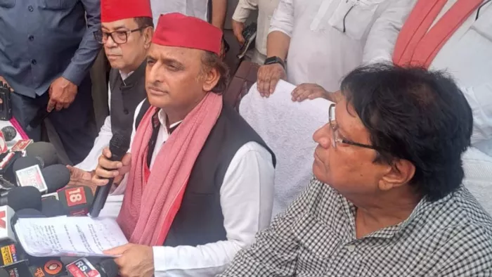 ‘Tarni Sena Yogi Ki Sena’ … Spa Mukhia Akhilesh Yadav came to his home from Ramjeel – Samajwadi -Party Chalesh Chalesh Raached Agra Mp Ramji Lal Suman Homes Rover. Yogi Sena