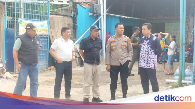 Depok Wawalkot checks the police car TKP was burned when he secured the offenders of the prosecution
