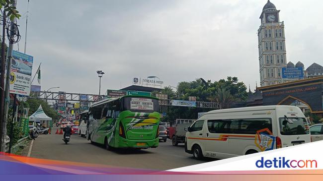 One way in which Puncak Bogor ends, traffic at Simpang Gadog Solid