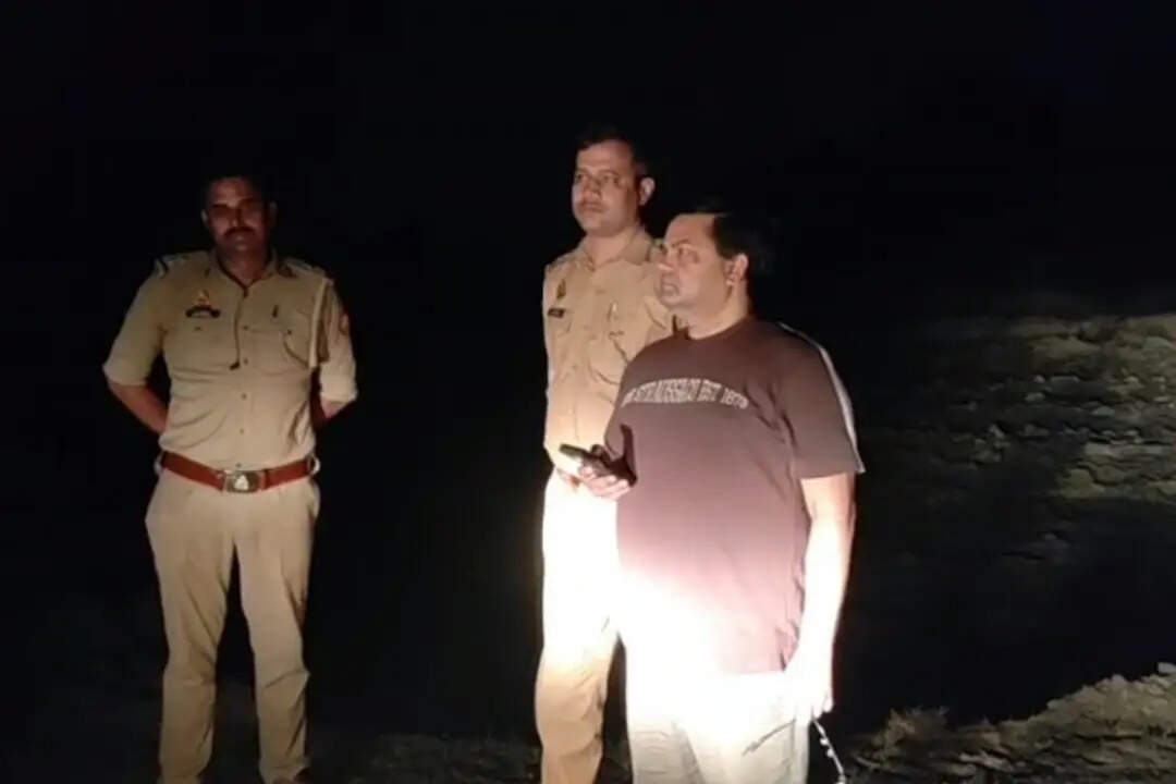 By order of DM, the role of officer, accountant and revenue inspector arrived at 14:00 in the event of illegal mining