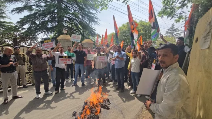 Himachal News: Performance outside the ED office, BJP Office Banner; Slogens against the Center – Youth Congress Protests outside Ed Office has set up a banner of the BJP office