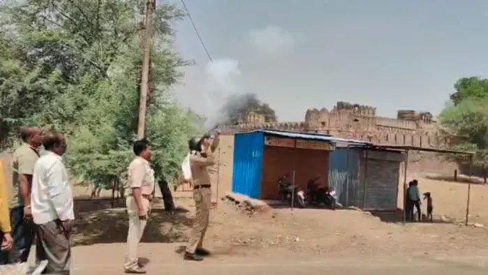 Violence broke out after clashes in two groups in the Ocean of MP, fire in shops and homes – violence broke out after a collision between two groups in Sagar stores and home set on fire