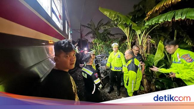 Sliding as he crossed the rails, the car in Bogor was handed over to the KRL until it was dragged