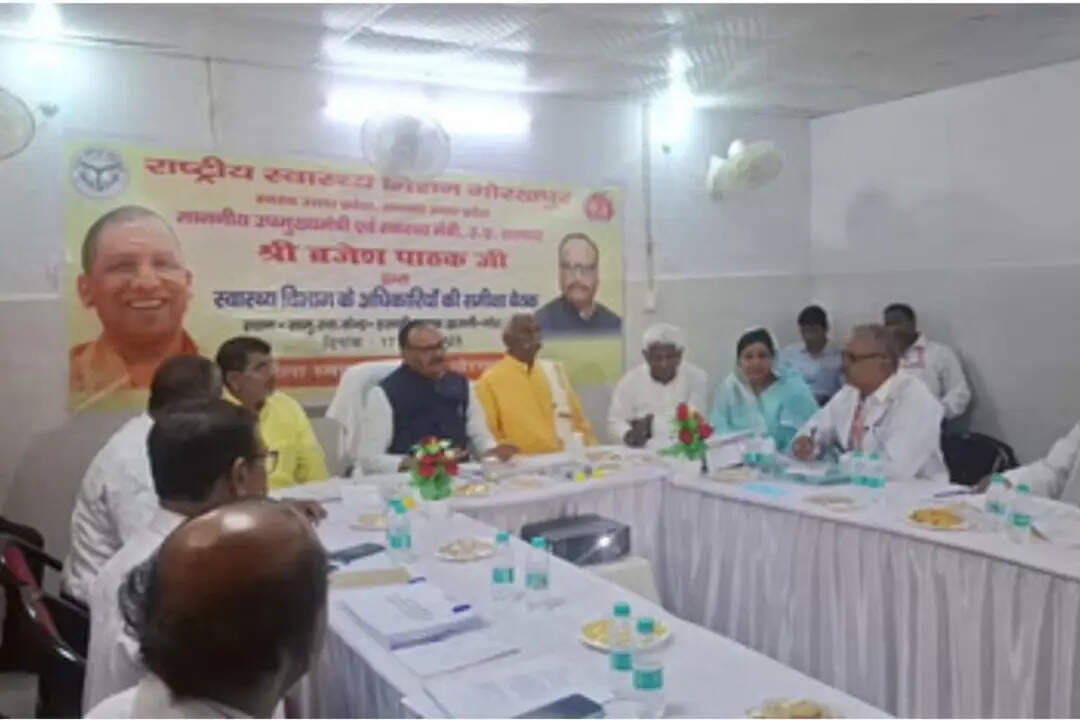 Deputy CM Brijesh Pathak has reached Gorakhpur, which was provoked at a meeting on this complaint