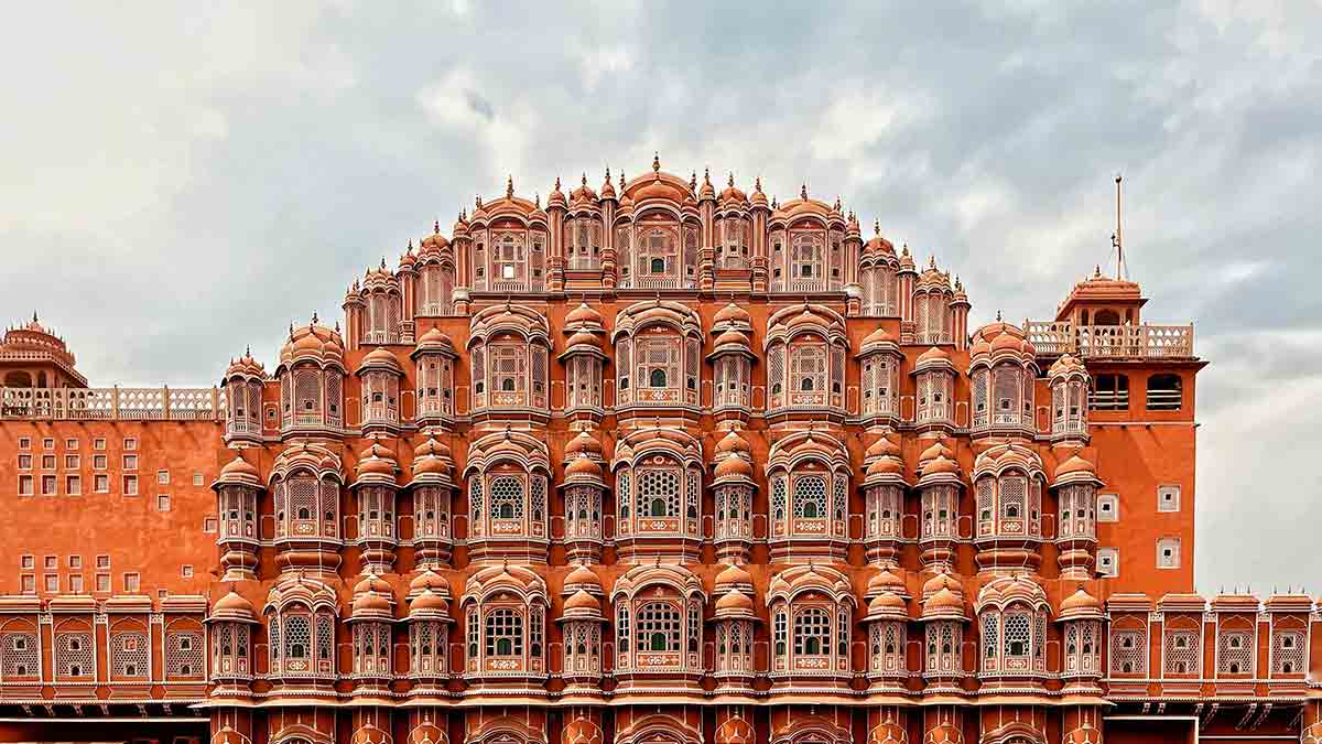 Why is this historic building of Rajasthan on the ground named Hawa Mahal? Interesting story behind the name Jana Jane in 2 minutes of beautiful video