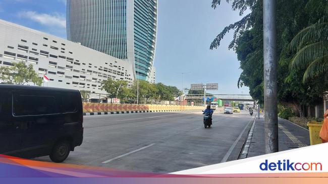 In horror, Tanjung Priok’s traffic was busy this afternoon