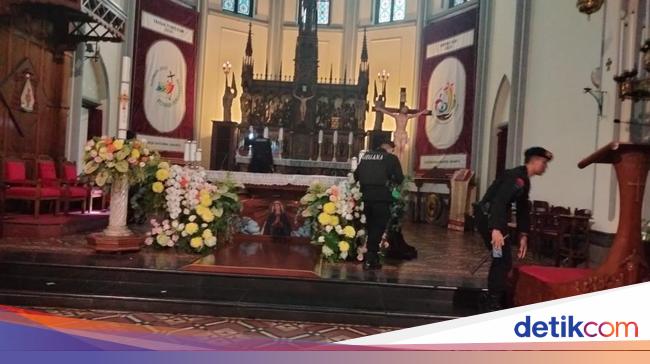 Police check the cathedral church ensures the Easter worship smooth