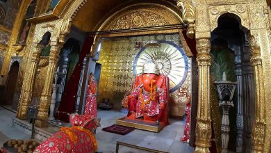 Ganpati with the right trunk, in this age -old temple of Jaipur, is invited here in front of family members in the video?
