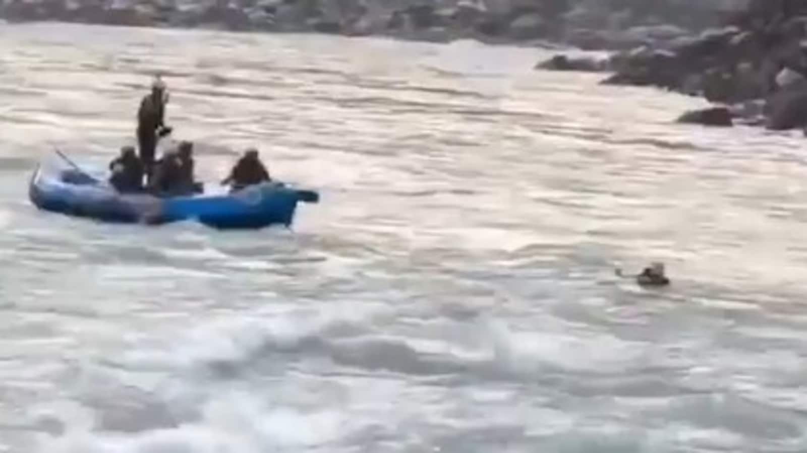 Rishikesh River Rafting: Tourist dies after the boat overturned in Garud Chatti, incident on camera | Today news