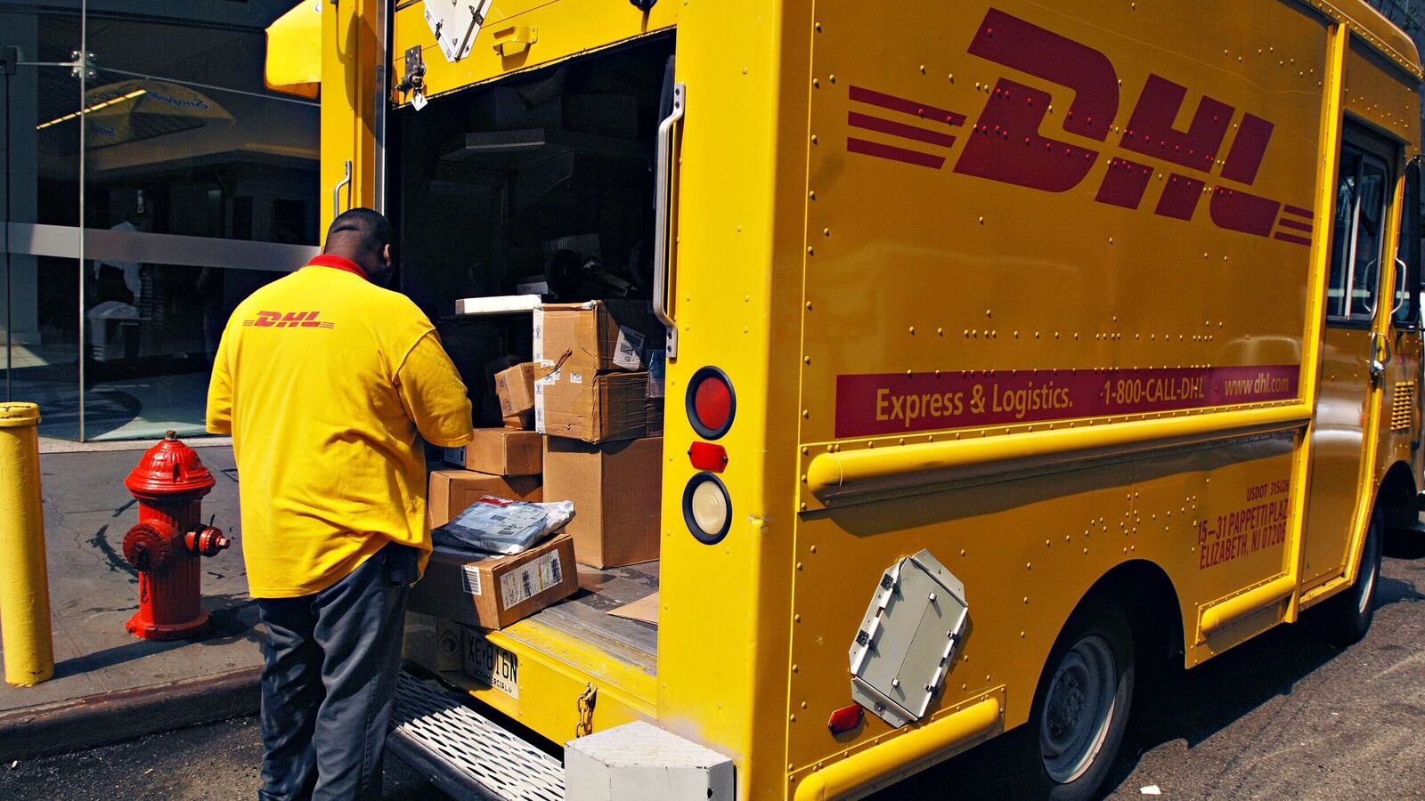 Trading War tension flare up: DHL to suspend consumer shipping over $ 800 to us from April 21 amid new Customs Rules | Today news