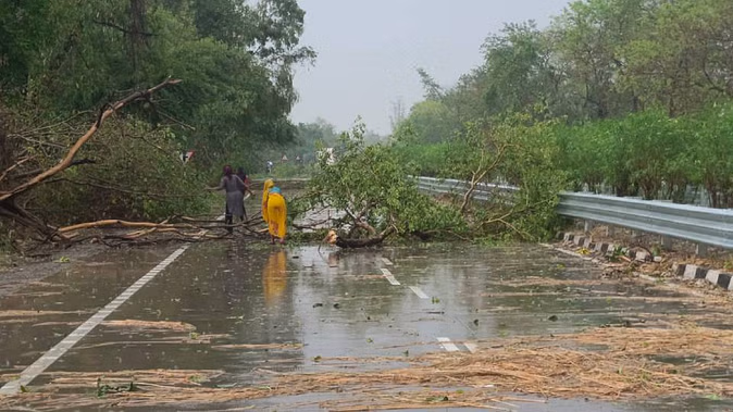 Warning from ThunderClap and Thunder-Glow in 45 Districts of UP within the next few hours, see the latest update of IMD