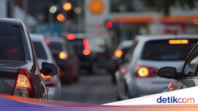The toll road in Jakarta is crowded this morning: Cipayung-Tmii to Kembangan-Kedoya