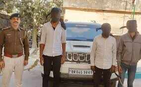 Nice of policemen, video of policemen doing shameful acts on the road, video of policemen emerged