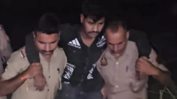 Up -Muching: Police’s meeting with crooks, 15 thousand prize money, shot in the leg – criminal Rs 15000 Bounty arrested after meeting in firozabad