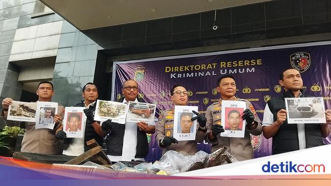 Depok policed ​​cars were burned when he arrested the head of the grib Jaya Harjamukti mass organization