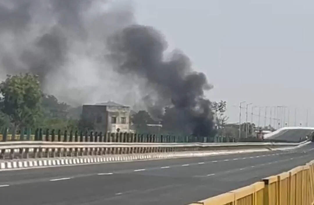 But the highway Bhilwara-ajmer shouted to the fierce explosion of the container loaded with walding cylinders, up to 100 feet of flame