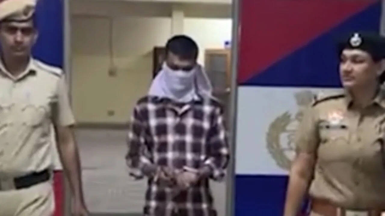 The person who did dirty acts with the air gas woman asked to apologize, saying ‘intention is deteriorated …’, Father said- Hang him …