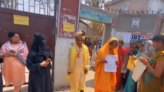 On the second day of marriage, the bride came out with a paper in her hand, the groom began to praise