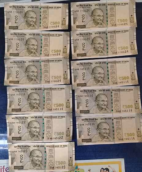 Business of false notes running in the city, receiving 11 false notes of 500 while depositing in the bank