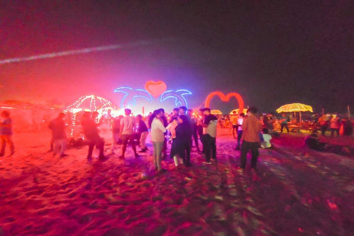If you also want to hold a night party on the beach, you must also make a plan to visit Goa