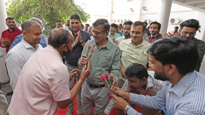 Employees honored with the Prime Minister Award were welcomed IAS Anurag Srivastava by laying red carpet – honored with Premier IAS IAS Anurag Shrivastava was welcomed by the employees by laying a red carpet