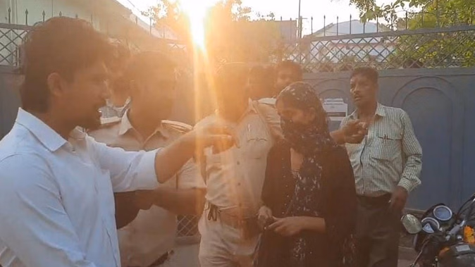 Linnaar couple reached the court to marry a girlfriend by wearing a burka there was a lot of ruckus