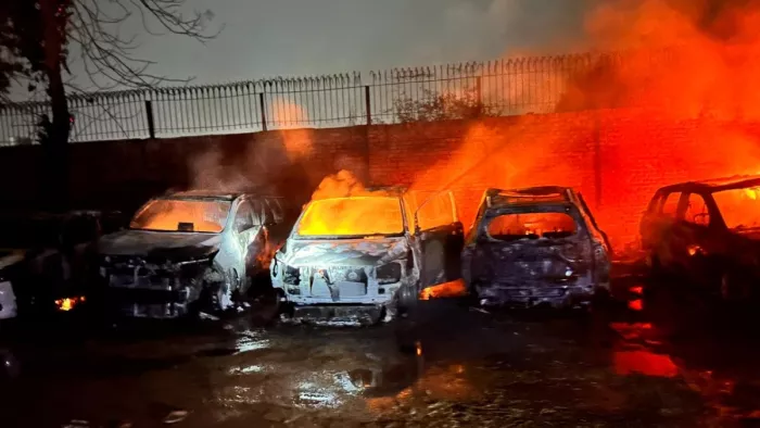 Fire fire in the car display room complex in Ghaziabad, burned five vehicles; 3 trains control – massive fire at the car display room in Ghaziabad five vehicles