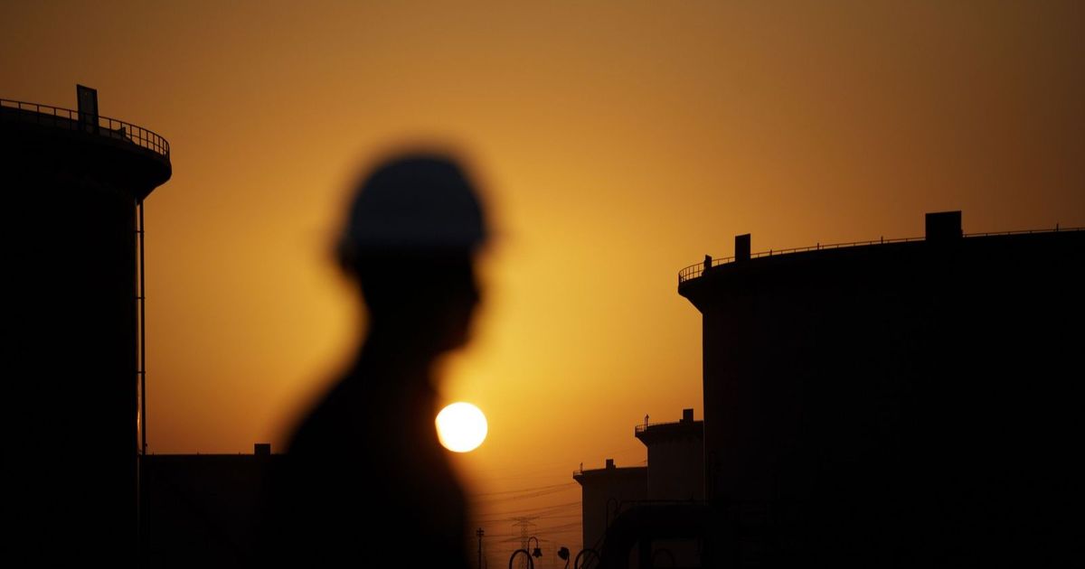 Oil prices are on their way to a weekly loss amid the chaos of fees