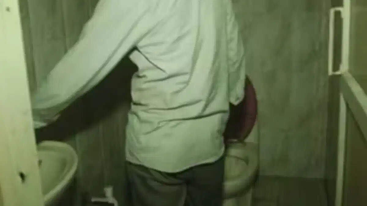 Old women entered the toilet of the police post, the old woman started making relationships, but suddenly the police station came in the middle and then …