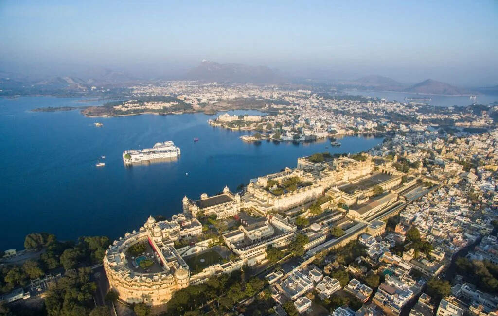 When Maharana Uday Singh established the new capital with the blessings of the monk, the unprecedented story of the Udaipur City Palace in the video