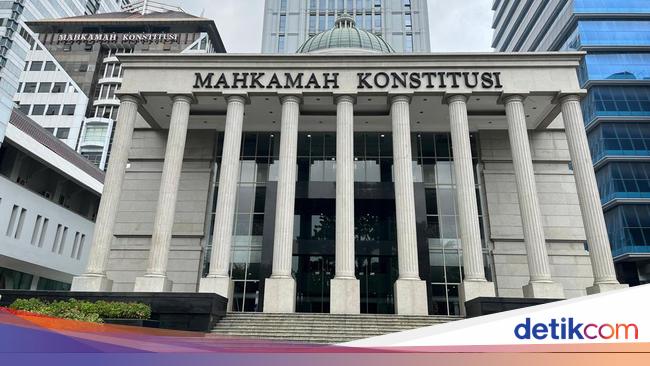 Students ask the Constitutional Court to cancel the TNI Act as a result of review and presidential law