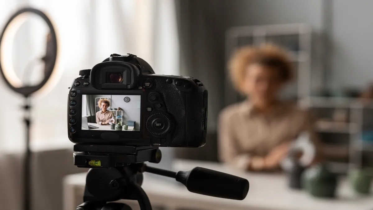 Which mirrorless camera under 60000 is best for vlogging? Catching moments with perfection