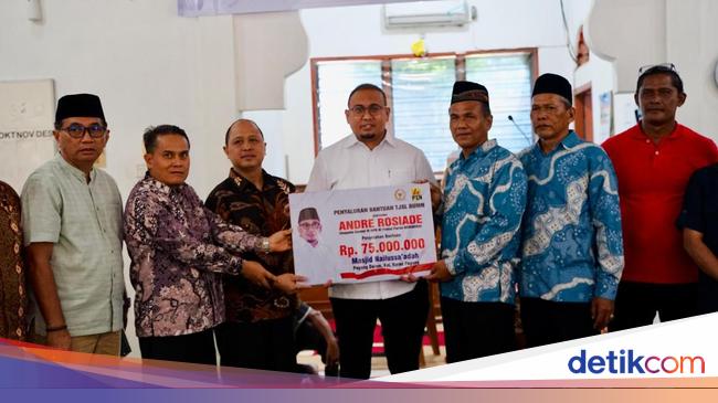 Mosque in Pagang in Padang receiving RP. 75 million of Andre Rosiad