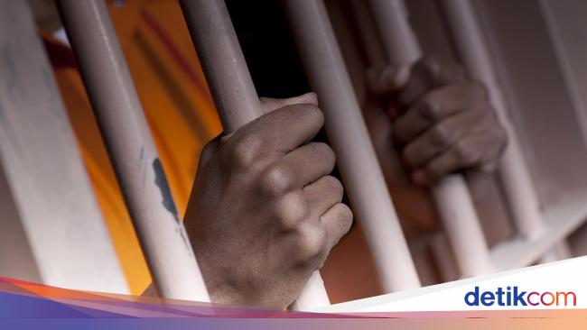 8 lahat police prisoner walking walls walls using a screwdriver