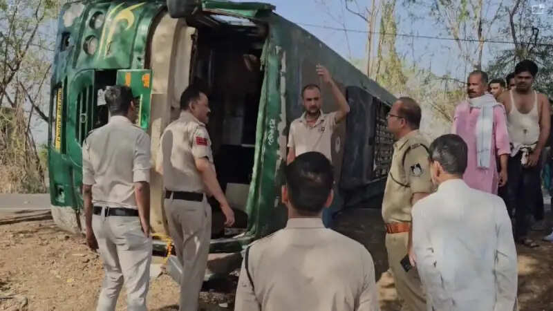 Bus full of passengers in sagar overturned on the middle road, more than 30 injured, driver and conductor who was after accident