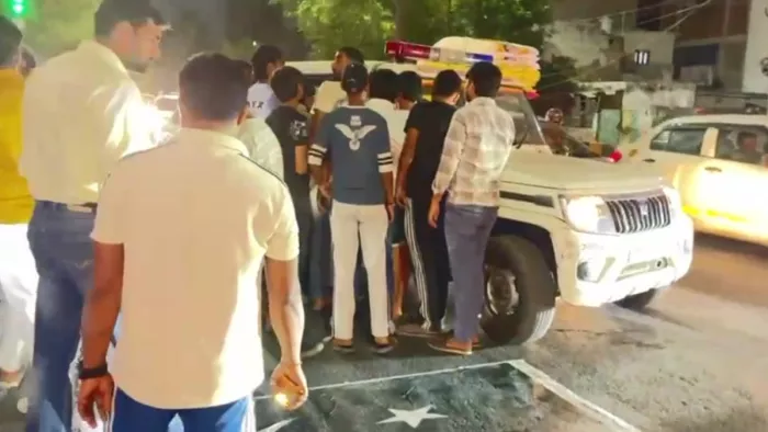 PAHALGAM ATTACK: Youths kicked off by sticking a sticker of the Pakistan flag on the road, raised firmly – Pahalgam Attack Indian youths protest by kicking the Pakistan flag in Noida